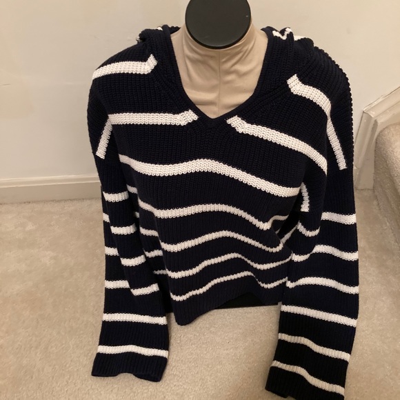 NWOT Gap Sweater - Picture 2 of 4